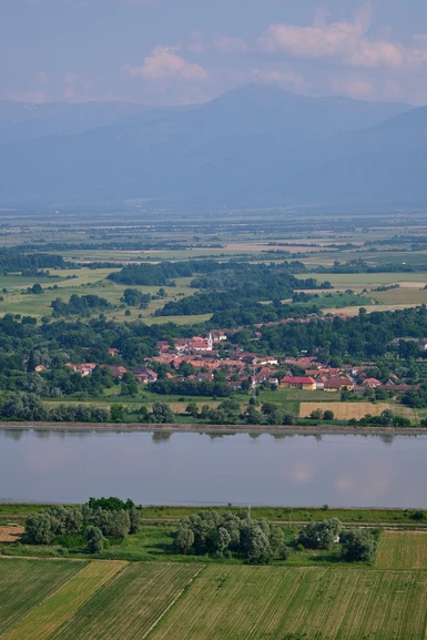 Olteț village being seen from the Rucăr viewpoint.