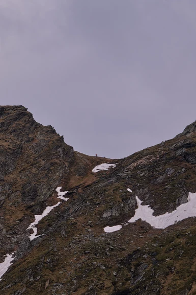 People on a hike near Bâlea Lake.