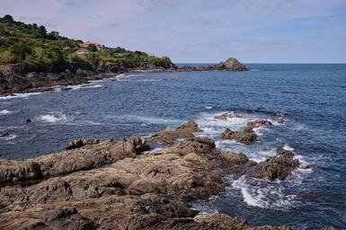 Mundaka shors close to the church.